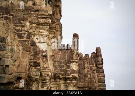 Macque A Coda Lunga A Phra Prang Sam Yot (Tempio Delle Scimmie), Lopburi, Thailandia Foto Stock