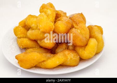 Le Koeksellers sono una tradizionale pasticceria Afrikaner fatta di pasta fritta e infusa in sciroppo o immagine di miele in formato orizzontale Foto Stock