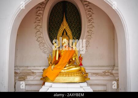 Statua Del Buddha A Phra Pathommachedi, Nakhon Pathom, Thailandia Foto Stock