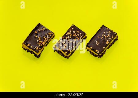 Nutty brownie bar su sfondo giallo Foto Stock