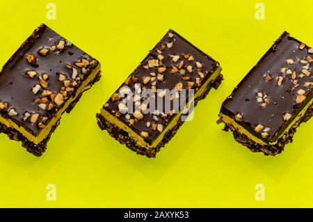 Nutty brownie bar su sfondo giallo Foto Stock