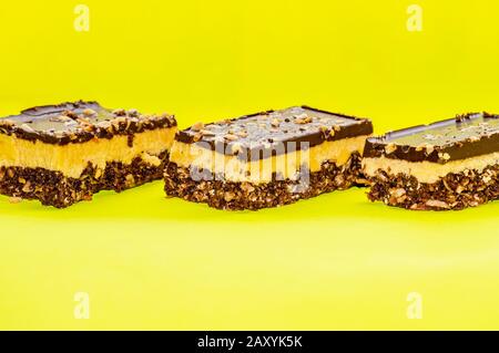 Nutty brownie bar su sfondo giallo Foto Stock