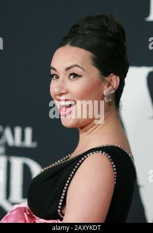 Los Angeles, California, Stati Uniti. 13th Feb, 2020. Hollywood, CA - 13 FEBBRAIO; Calla Gee alla Call Of The Wild World Premiere il 13 febbraio 2020 all'El Capitan Theater di Hollywood, California. Credito: Tony Forte/Mediapunch Credit: Mediapunch Inc/Alamy Live News Foto Stock