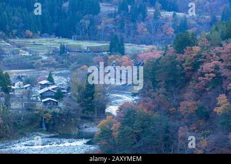 Vista elevata di Ogimachi (sito patrimonio dell'umanità dell'UNESCO), Shirakawa-go, Prefettura di Toyama, Giappone Foto Stock