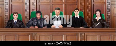 I giudici seduti nelle aule di un tribunale durante le audizioni di prova Foto Stock