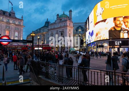 Londra, Inghilterra - 20 settembre 2018: La famosa segnaletica al neon di Piccadilly Circus è diventata una delle principali attrazioni di Londra Foto Stock