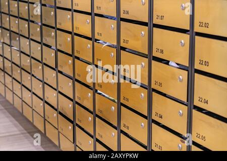 File di caselle postali metalliche nella sala postale dell'edificio condominiale Foto Stock