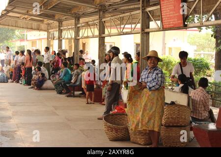 Vita nella stazione ferroviaria di Myanmar Foto Stock