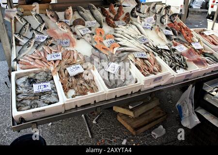 Stallo con pesce al mercato di strada ad Atene, Grecia, maggio 18 2019 Foto Stock