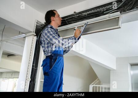 Ritratto Di Maschio Elettricista Installazione Cavi Foto Stock