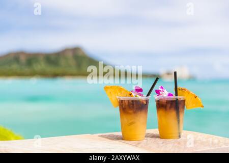 Hawaii mai tai drinks su waikiki Beach bar viaggio vacanza a Honolulu, Hawaii. Famosi cocktail hawaiani con vista dell'oceano e della montagna Diamond Head, attrazione turistica delle Hawaii. Foto Stock