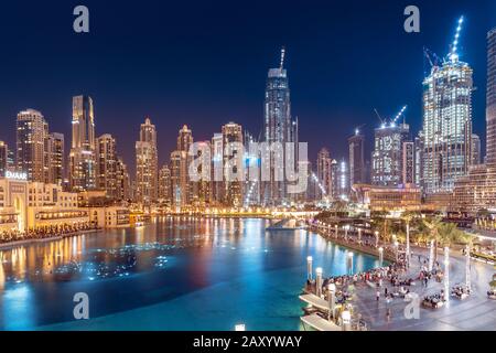 26 novembre 2019, Emirati Arabi Uniti, Dubai: Vista panoramica dello skyline di Dubai e del lago di notte Foto Stock