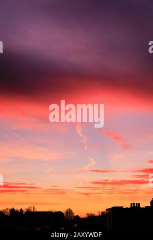 Londra, Regno Unito. 14th Feb, 2020. Un bell'alba rossa e arancione con colorate formazioni a nuvola appare sopra le cime del tetto di South East London, appena in tempo per San Valentino 2020. Credito: Imageplotter/Alamy Live News Foto Stock