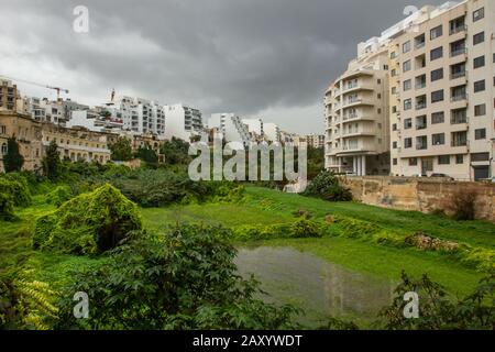 Nuovi edifici moderni a San Giuliano, Malta Foto Stock