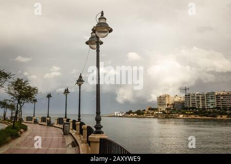 Lanterne di strada sul lungomare di Sliema, Malta Foto Stock