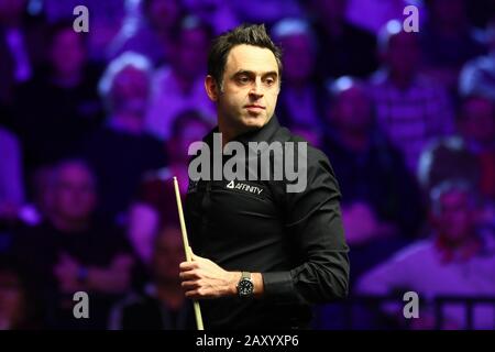 Ronnie o'Sullivan d'Inghilterra considera un colpo a Stuart Carrington d'Inghilterra al secondo round del 2020 Welsh Open a Cardiff, Regno Unito, 12 febbraio 2020. Ronnie o'Sullivan d'Inghilterra sconfisse Stuart Carrington d'Inghilterra con 4-2. Foto Stock