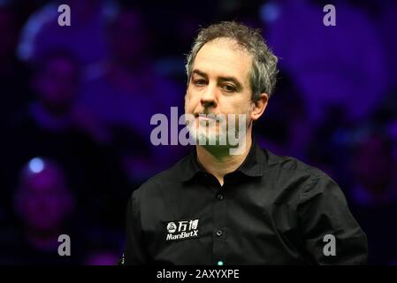 Anthony Hamilton d'Inghilterra considera un colpo a Ronnie o'Sullivan d'Inghilterra al terzo round del 2020 Welsh Open a Cardiff, Regno Unito, 13 febbraio 2020. Ronnie o'Sullivan d'Inghilterra sconfisse Anthony Hamilton d'Inghilterra con 4-2. Foto Stock