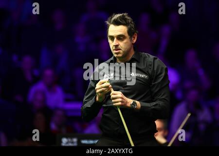 Ronnie o'Sullivan d'Inghilterra considera un colpo ad Anthony Hamilton d'Inghilterra al terzo round del 2020 Welsh Open a Cardiff, Regno Unito, 13 febbraio 2020. Ronnie o'Sullivan d'Inghilterra sconfisse Anthony Hamilton d'Inghilterra con 4-2. Foto Stock