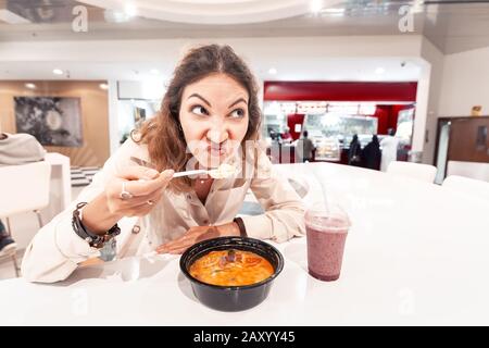 un ristorante fast food insoddisfatto, il cliente, che si serve di cibo viziato, non ha mai fatto altro che lamentarsi. Concetto di salute e prodotti scaduti Foto Stock