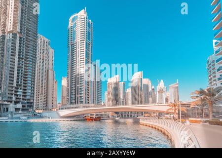 Vista panoramica del porto turistico di dubai e degli alti grattacieli. Destinazioni turistiche e concetto immobiliare Foto Stock