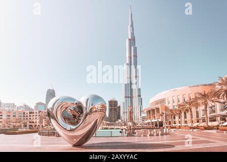 L'incredibile architettura del grattacielo più alto del mondo - l'attrazione principale di Dubai - Burj Khalifa. Viaggi Negli Emirati Arabi Foto Stock