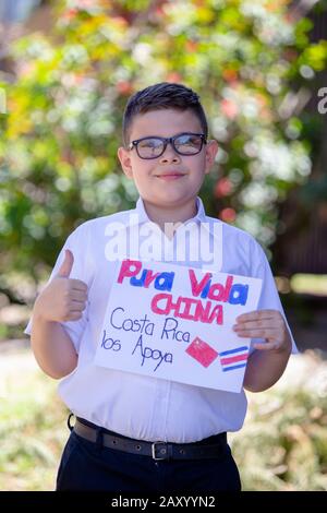 San Jose, Costa Rica. 28th Gen 2020. Jose David Porras Mendez, un ragazzo della Costa Rica di 11 anni, mostra il suo disegno a sostegno della lotta della Cina contro il romanzo coronavirus a San Jose, Costa Rica, 28 gennaio 2020. Credit: Esteban Dato/Xinhua/Alamy Live News Foto Stock