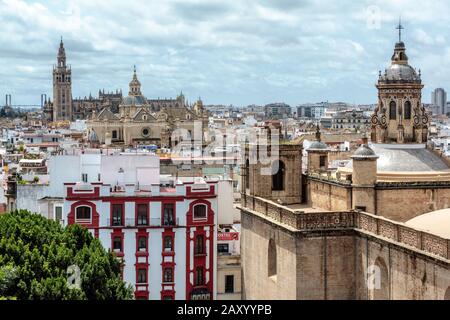 Skyline della città vecchia di Siviglia. Vista dal Metropol Parasol, Spagna Foto Stock