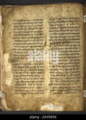 Una pagina di Torah da un antico libro del 12th secolo 'Levitico a Deuteronomio con Targum Onkelos'. Torah con Targum Onkelos, versetto per versetto. Entrambi sono vocalizzati con semplice punteggiatura superlineare (babilonese), ma anche la vocalizzazione Tiberiana è stata aggiunta in parte. Manca la Genesi e l'Esodo, contiene Levitico attraverso il Deuteronomio. Questo è un primo esempio (11th-12th secolo) della Torah con Onkelos secondo la tradizione degli ebrei dello Yemen. Foto Stock