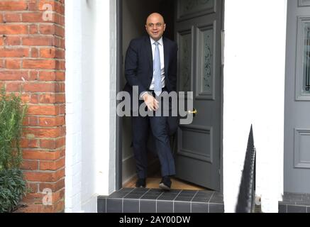 L'ex Cancelliere dello scacchiere Sajid Janid lascia la sua casa a sud di Londra seguendo il rimpasto del gabinetto. Foto Stock