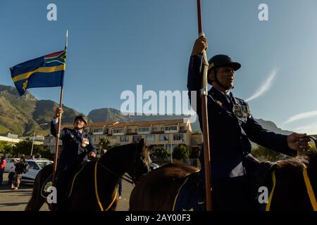 Gli ufficiali di polizia montati sfilano davanti al discorso dello Stato della nazione 2020 del presidente Cyril Ramaphosa presso il Parlamento sudafricano di Città del Capo Foto Stock