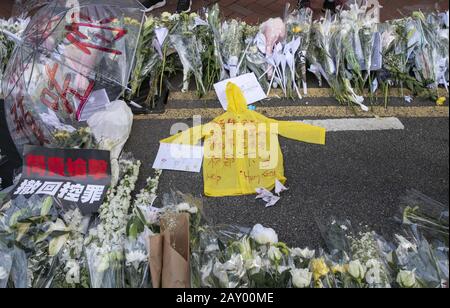 Hong Kong, Hong Kong Sar, Cina. 16th giugno 2019. La marcia di protesta passa un memoriale al centro commerciale Pacific Place (R) ad Ammiragliato ad un protestante chiamato Raincoat uomo caduto alla sua morte dopo l'apertura di un banner di protesta sull'edificio. La sede divenne un punto di interesse per la marcia di Hong Kong contro il disegno di legge sull'estradizione presentato dal capo dell'esecutivo Carrie Lam. La sospensione della fattura non riesce a fermare il credito di marzo: Jayne Russell/ZUMA Wire/Alamy Live News Foto Stock