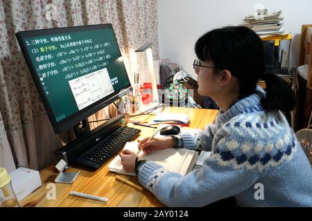 Pechino, Cina. 14th Feb, 2020. Uno studente tiene una classe online a casa a Handan, nella provincia dell'Hebei nella Cina settentrionale, 10 febbraio 2020. Credito: Xinhua/Alamy Live News Foto Stock