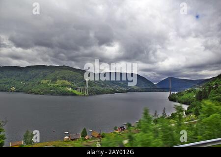 Il lago vicino Steinsdalsfossen cascata in Norvegia, Scandinavia Foto Stock