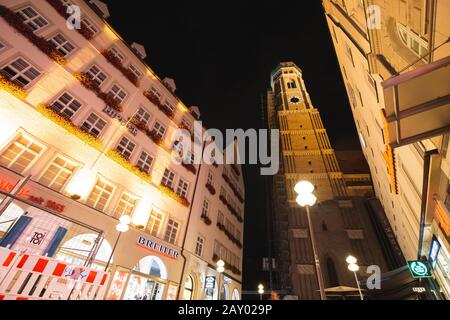 06 agosto 2019, Munchen, Germania: Colpo notturno della Frauenkirche Cathedral dalla strada della città Foto Stock