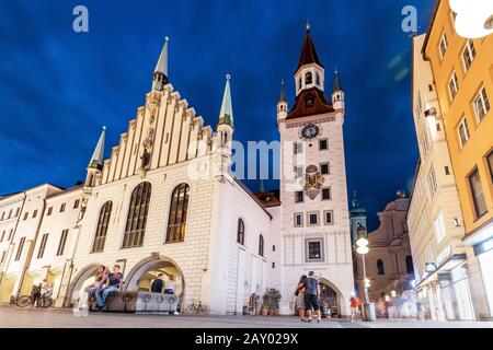 06 agosto 2019, Monaco, Germania: Vista notturna del municipio illuminato sulla piazza Marienplatz di Monaco Foto Stock