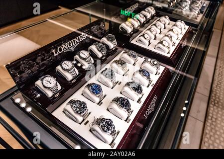 06 agosto 2019, Munchen, Germania: Orologi da polso Longines è in vendita nella finestra di un negozio di lusso Foto Stock