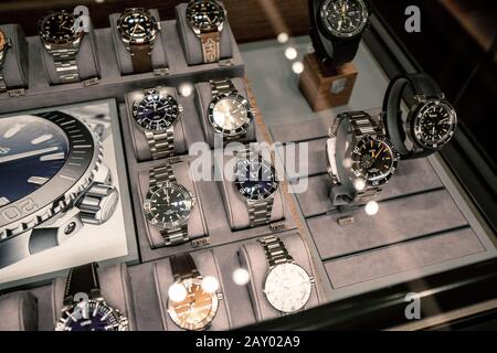 06 agosto 2019, Munchen, Germania: Un elegante orologio da polso Oris è in vendita nella finestra di un negozio di lusso Foto Stock