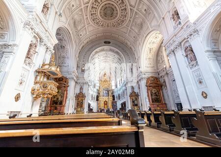 06 Agosto 2019, Munchen, Germania: Interni Bianchi Della Chiesa Di San Michele Foto Stock