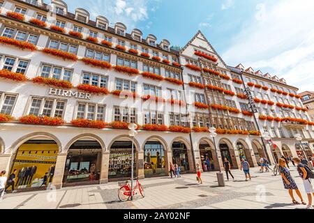 06 agosto 2019, Monaco, Germania: Via pedonale per lo shopping Neuhauser nel centro della città Foto Stock