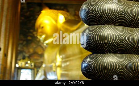 buddha dormiente gigante al tempio di wat po a bangkok-Thailandia Foto Stock