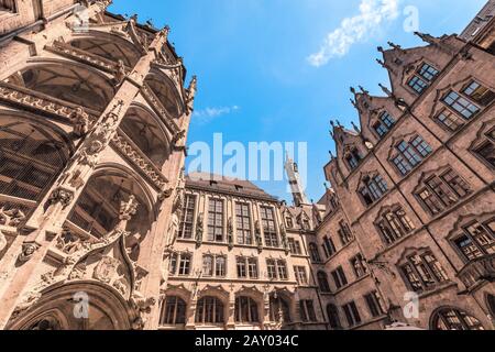 6 Agosto 2019, Monaco Di Baviera, Germania: Cortile Interno Del Municipio Di New Rathaus Foto Stock