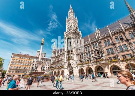 6 agosto 2019, Monaco di Baviera, Germania: Incredibile architettura del Municipio di New City in piazza Marienplatz Foto Stock