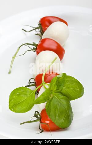 Pomodoro, mozzarella e basilico: insalada caprese Foto Stock