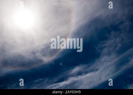 Alone intorno al sole Foto Stock