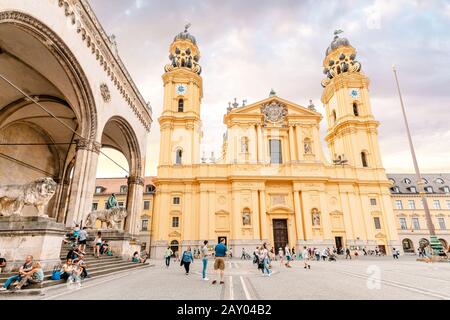 7 Agosto 2019, Monaco, Germania: Chiesa Gialla Di Teatina In Piazza Odeonsplatz Foto Stock