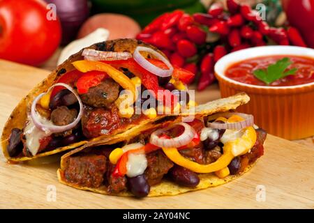 Taco ciotole riempito con salsa di carne e fagioli Foto Stock