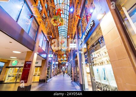 7 agosto 2019, Munchen, Germania: Kaufingtor Passage shopping Mall a sera Foto Stock