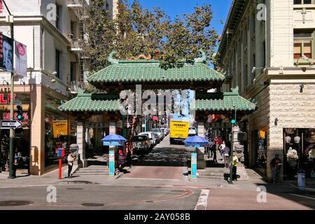 Dragon's Gate all'entrata di Chinatown, San Francisco, California, USA Foto Stock