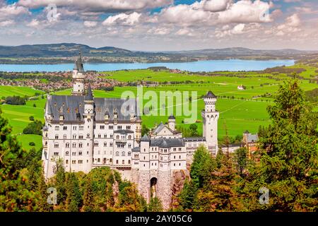Una delle destinazioni turistiche più famose della Baviera e di tutta l'Europa è il favoloso castello di Neuschwanstein nelle Alpi Foto Stock