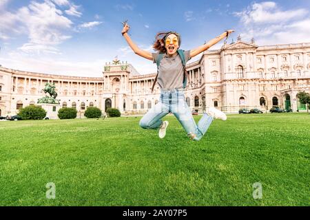 19 luglio 2019, Vienna, Austria: Felice donna asiatica che salta a Vienna vicino all'edificio Hofburg. Successo e gioia e concetto di viaggio Foto Stock